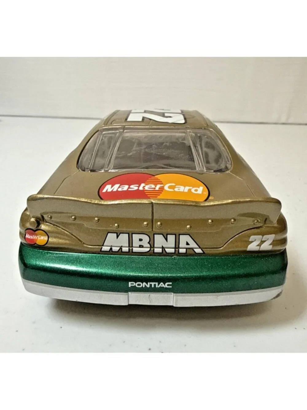 Ward Burton #22 MBNA Gold 1997 Pontiac Grand Prix 1:24 NASCAR Diecast Car